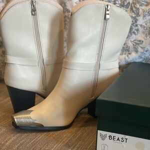 NWT WHITE COWBOY BOOTS